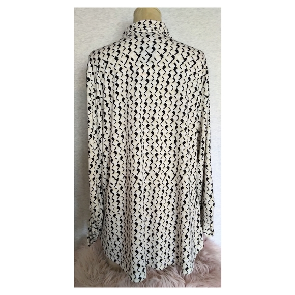 NWT Jones New York Signature Abstract Geometric Print 1/2 Button Blouse - Picture 4 of 6